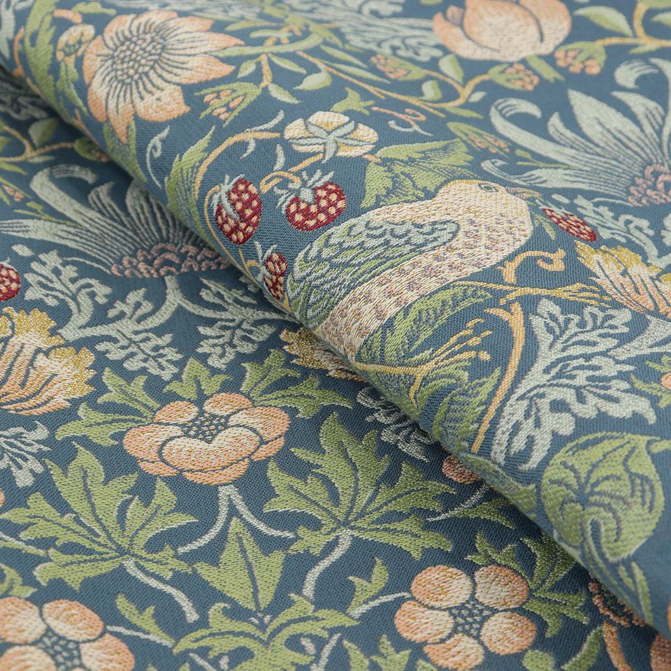 モリスの別荘である「ケルムスコット・マナー」でいちごをついばむツグミを見て描いたデザインです