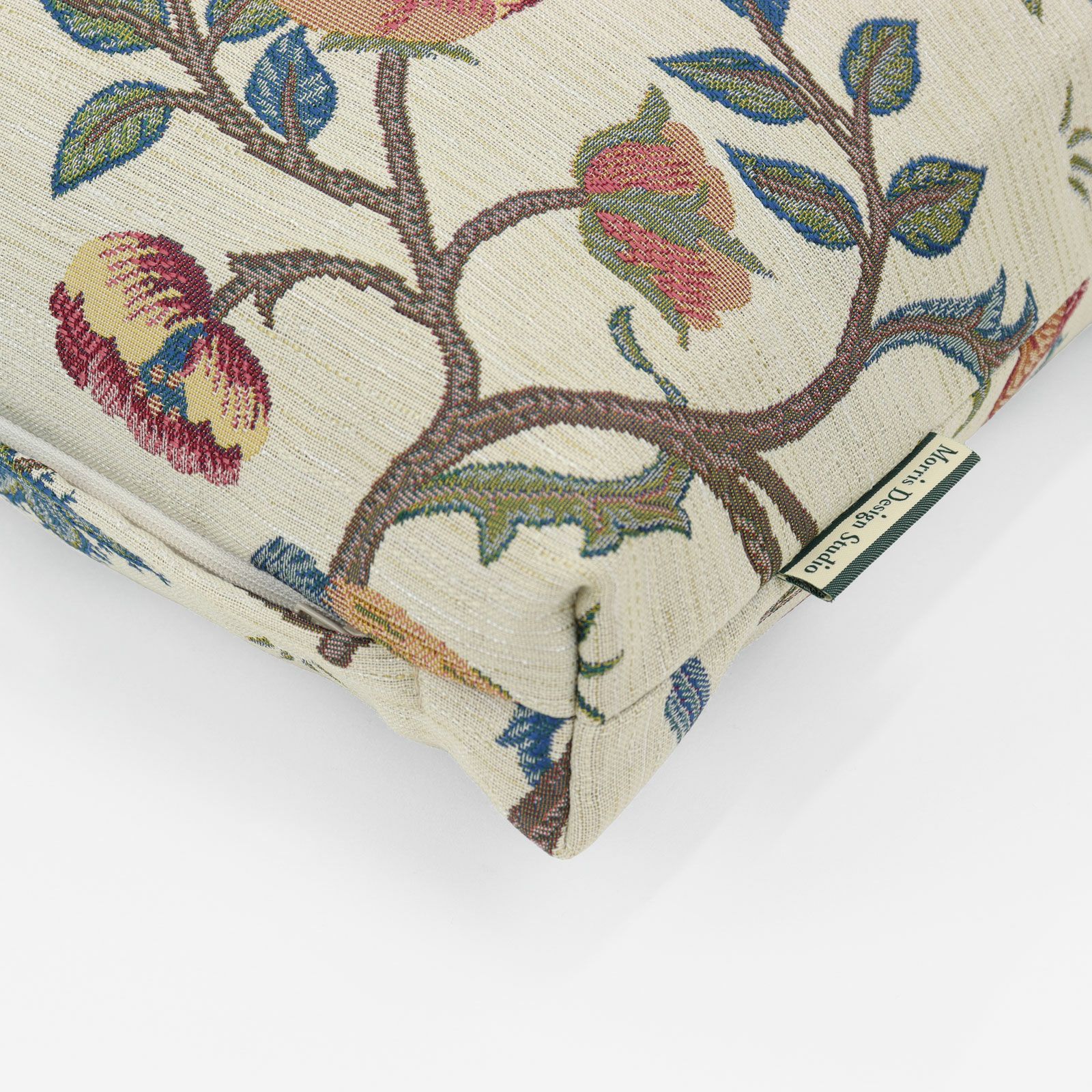 生地の色目に合わせたファスナー色を使用し、ファスナー部分に生地を片側から被せています／マチ5cm