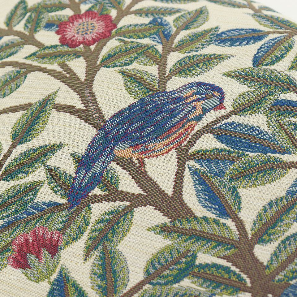 ウィリアム・モリスの次女メイが制作したベッド掛けをヒントに、刺繍で表現したデザインを織物にしました