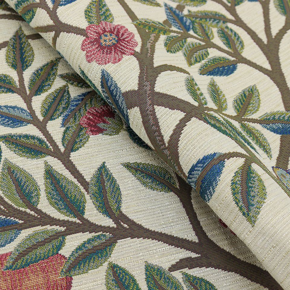 同じ色調の中でも柄がより引き立つよう、ゴブラン織の手法を参考に、立体感を生み出しました