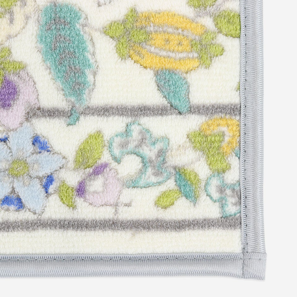 上下の帯が目立たないデザインにし、モダンでフレッシュなイメージに変えました