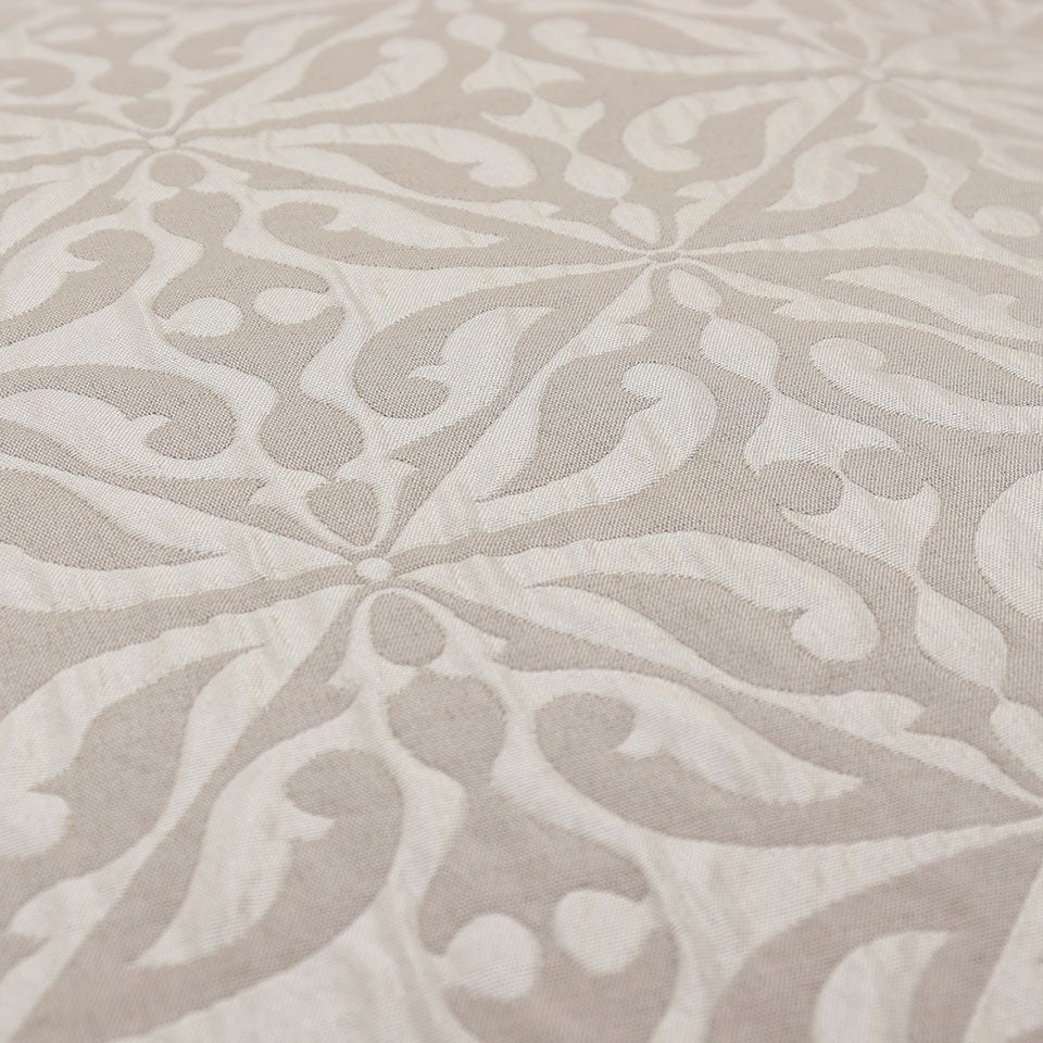 オーナメント調の柄をトレンド性の高い凹凸感のあるジャカードで表現することでモダンで大人っぽい雰囲気に仕上げています