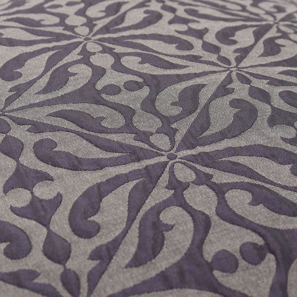 オーナメント調の柄をトレンド性の高い凹凸感のあるジャカードで表現することでモダンで大人っぽい雰囲気に仕上げています