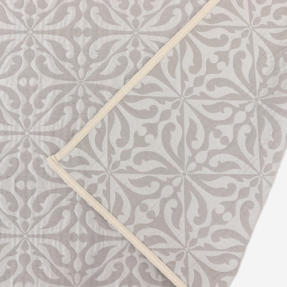 四方は三巻ではなくバイヤステープを使用してごわつきにくい仕様にしております