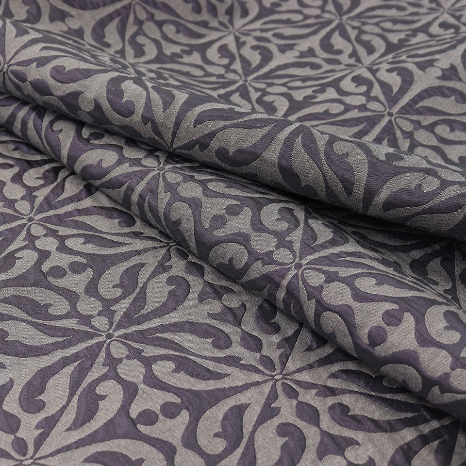 地と柄の部分でも光沢感の差があり、見る角度によって色の見え方がかわるシャンブレー効果のような複雑な質感に仕上がっています