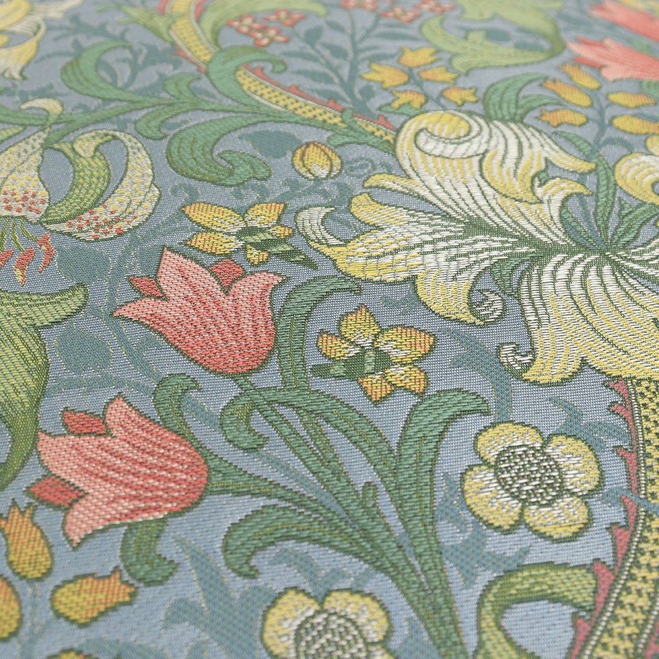 ゴールデンリリーは、ブロックプリントの壁紙として、ウィリアム・モリスの一番弟子ジョン・ヘンリー・ダールによってデザインされたものです