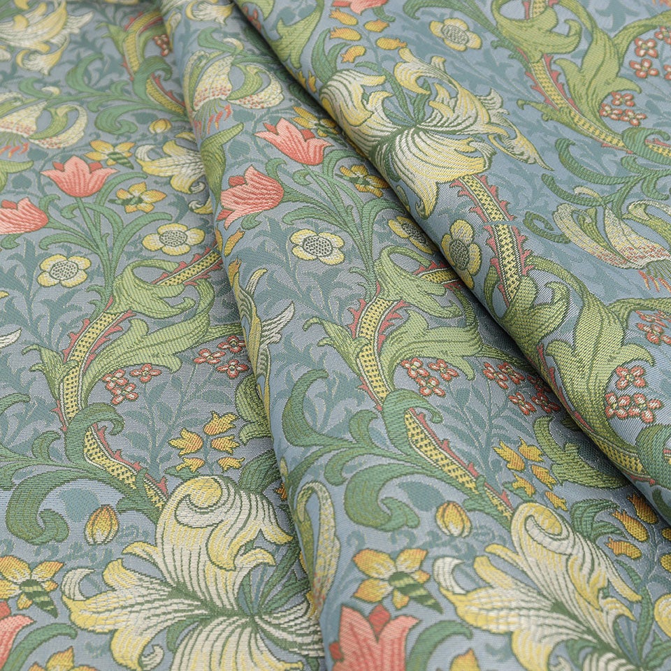 少し光沢感のある織物で、エレガントで女性的な雰囲気に仕上げました