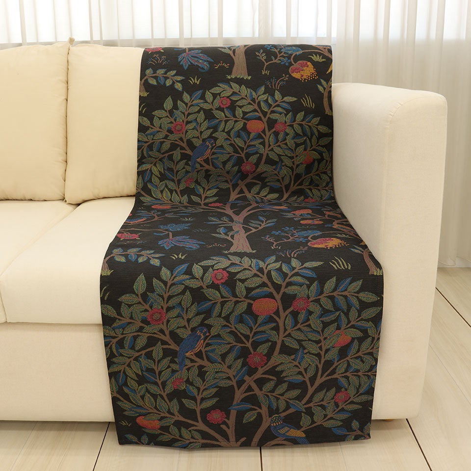 使用画像／カラー：ブラック／48cm×175cm／モリスのジャガード生地で1人掛けソファーカバーにお使いいただけます