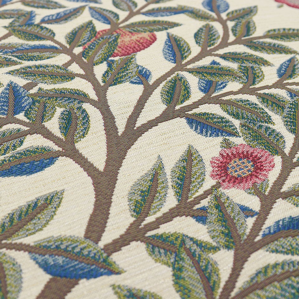 遊び心を持つファブリクスをコーディネートして、ケルムスコットの地に想いを馳せてみては如何でしょう