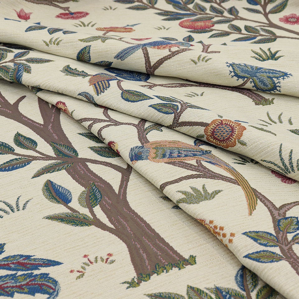 柄の大きなケルムスコットツリーのデザインを一番楽しむことができるのがマルチカバーです