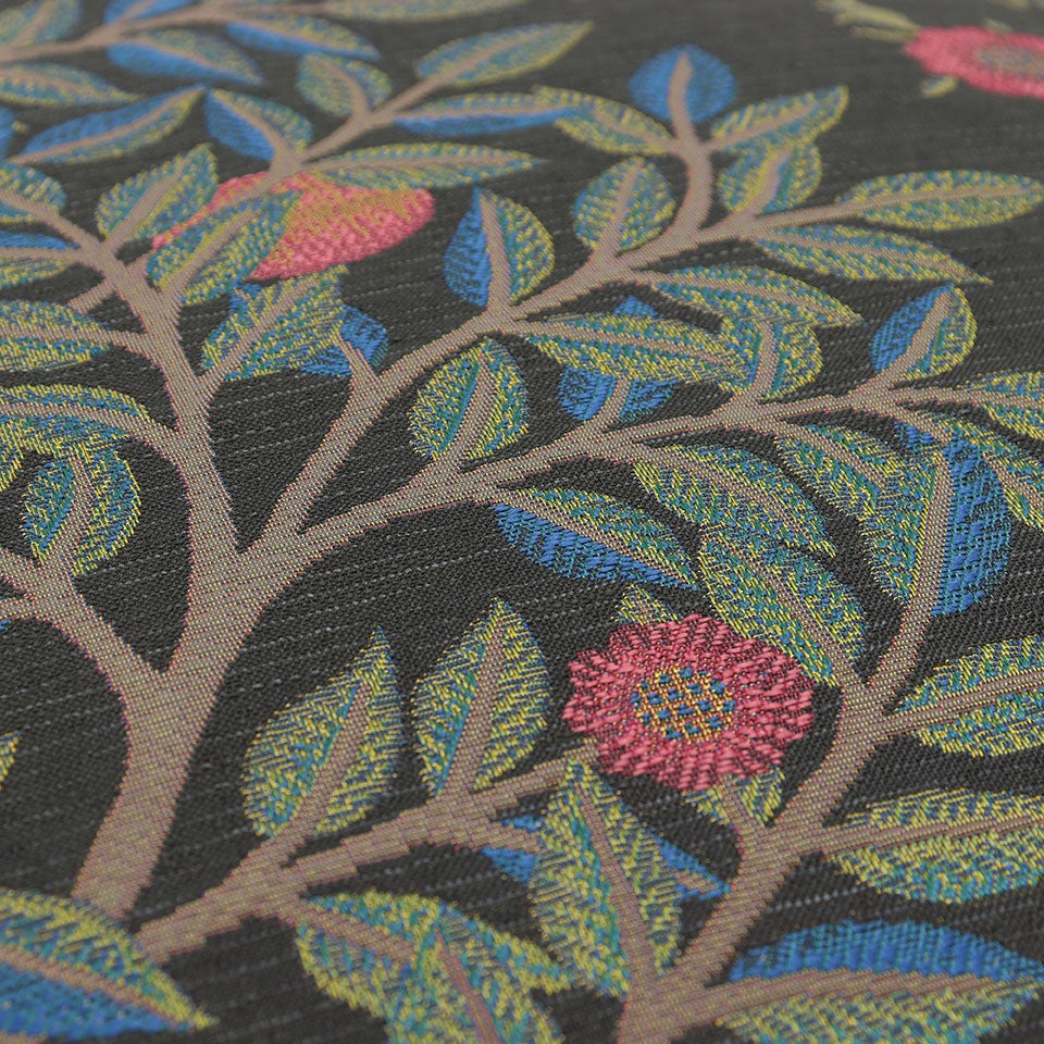 遊び心を持つファブリクスをコーディネートして、ケルムスコットの地に想いを馳せてみては如何でしょう