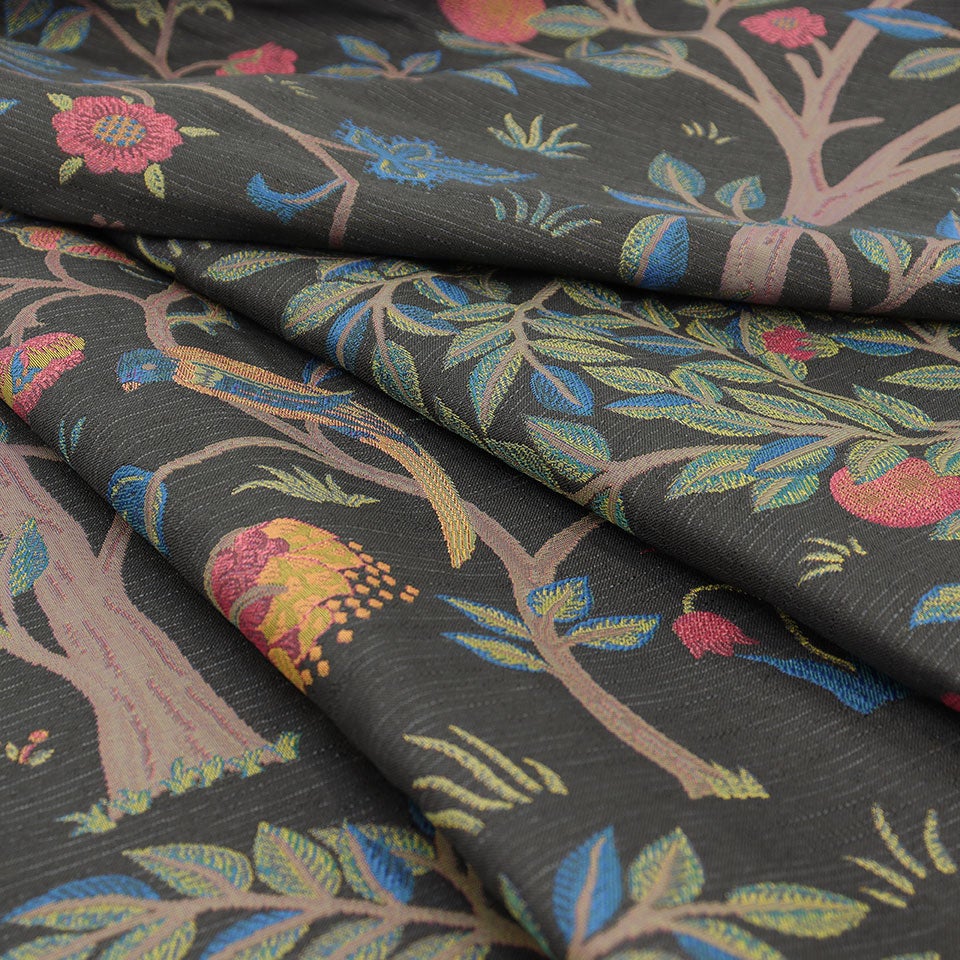 柄の大きなケルムスコットツリーのデザインを一番楽しむことができるのがマルチカバーです