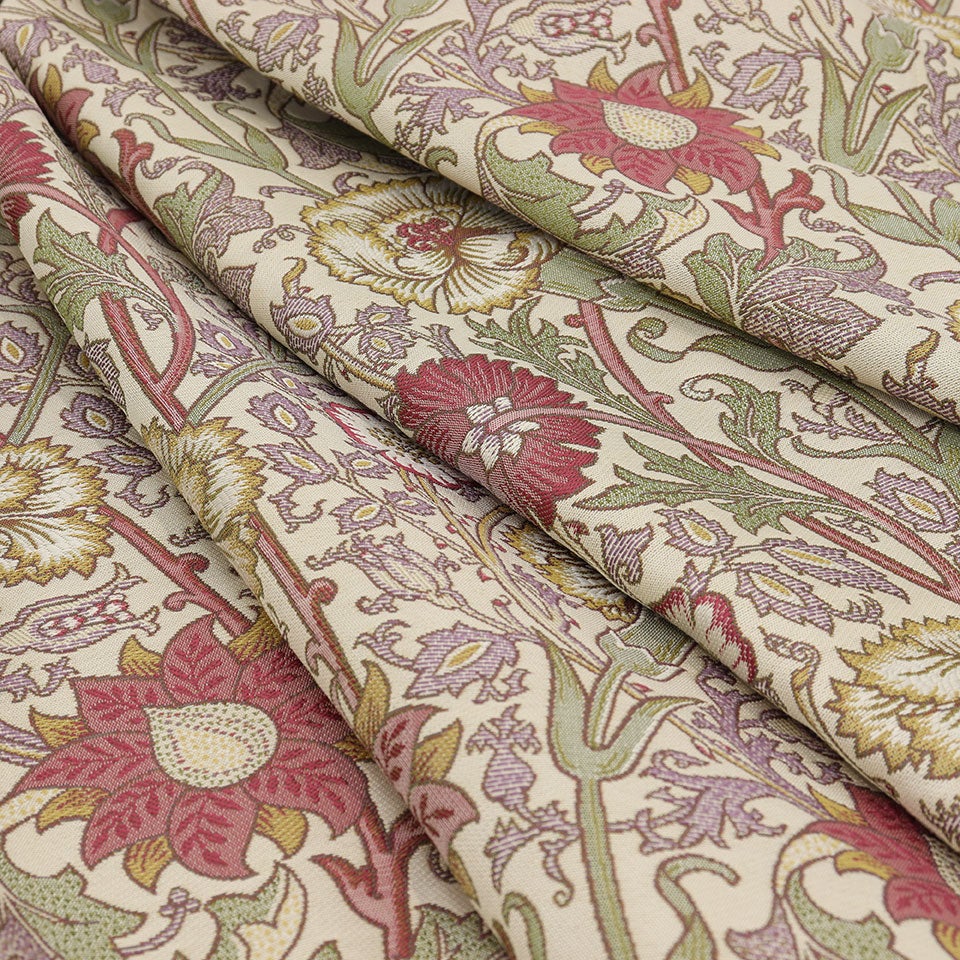 ソファーにかけたり様々な使い方で楽しめ、手軽に模様替えが出来ます