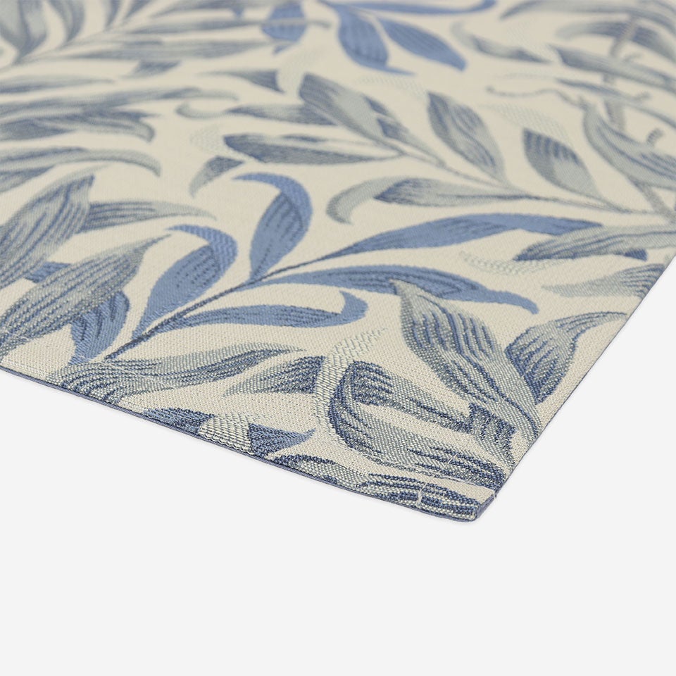 ソファーなどの椅子張りに対応したしっかりした厚手の生地を使用しております