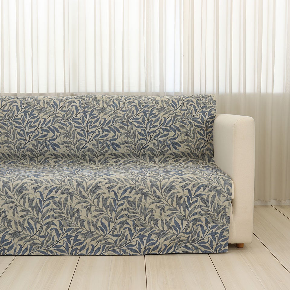 使用画像／カラー：ブルー／150cm×175cm／モリスのジャガード生地で3人掛けソファーカバーにお使いいただけます