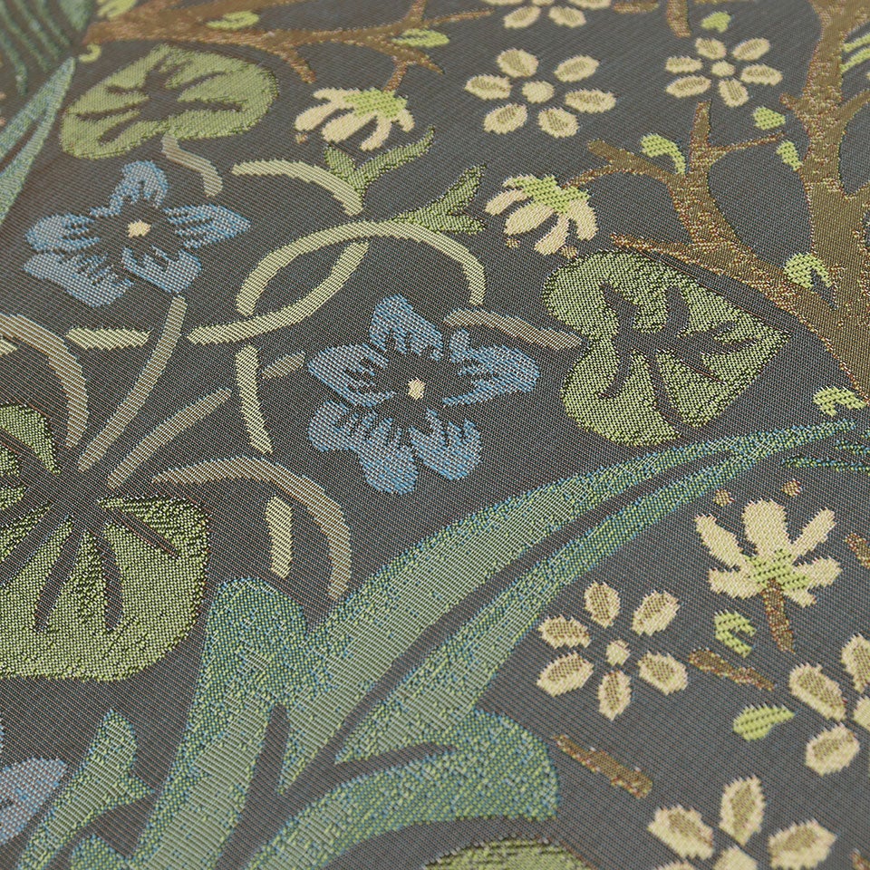 咲き乱れる色とりどりの小花を表現し、かわいらしいファブリックに仕上げています