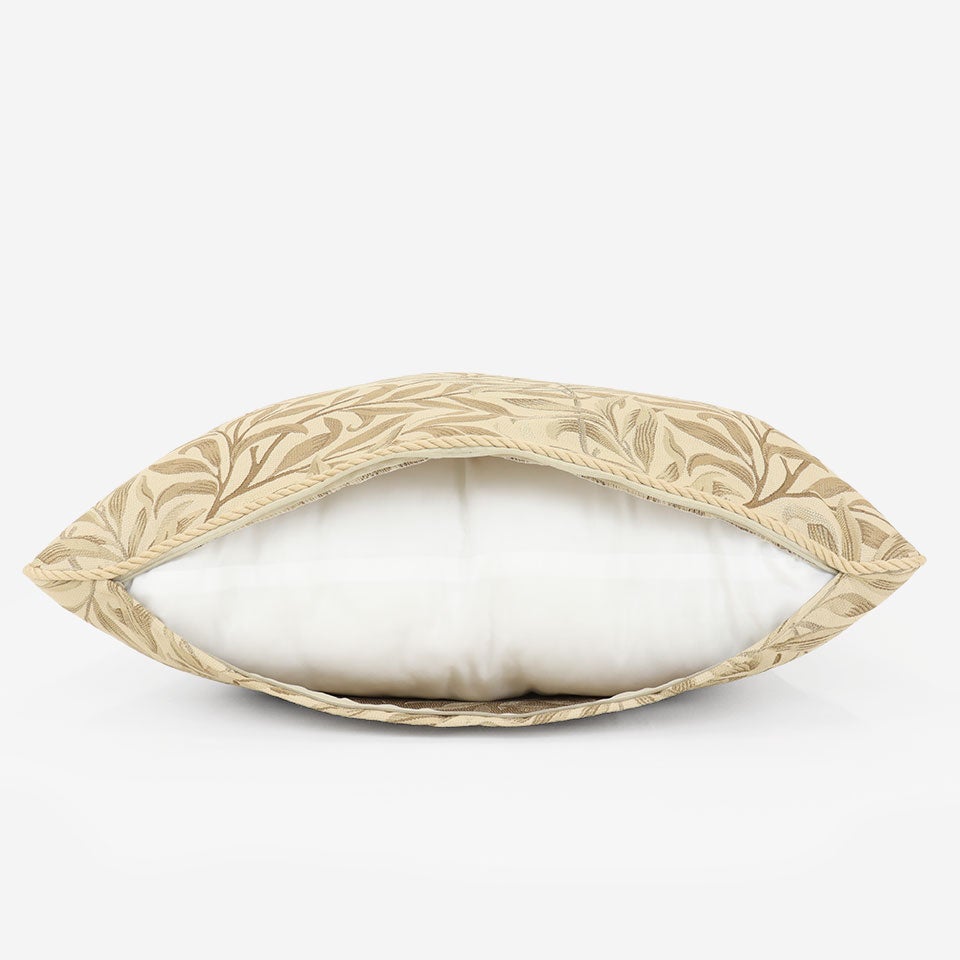 生地の色目に合わせたファスナー色を使用し、ファスナー部分に生地を片側から被せています