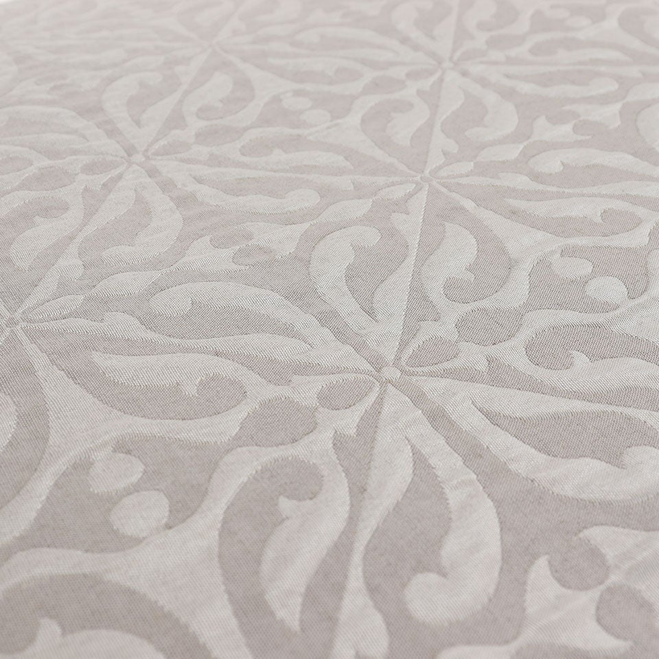 地と柄の部分でも光沢感の差があり、見る角度によって色の見え方がかわるシャンブレー効果のような複雑な質感に仕上がっています