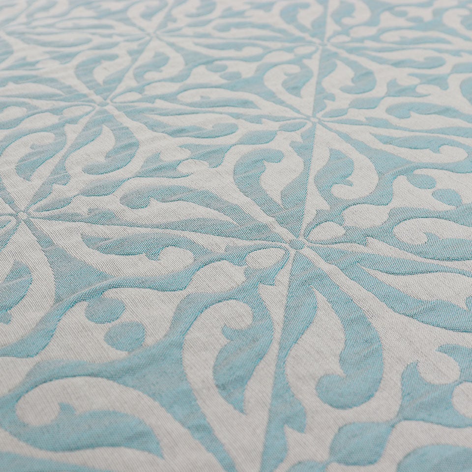 地と柄の部分でも光沢感の差があり、見る角度によって色の見え方がかわるシャンブレー効果のような複雑な質感に仕上がっています