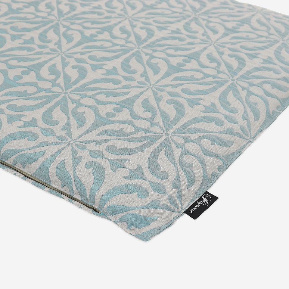 ソファーの座面にお使い頂くと、クッション性が増し、インテリアのアクセントにもなります