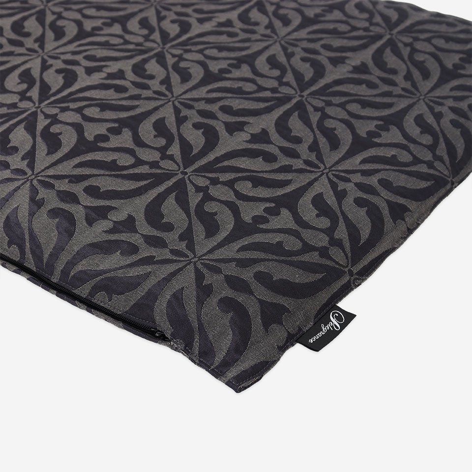 ソファーの座面にお使い頂くと、クッション性が増し、インテリアのアクセントにもなります