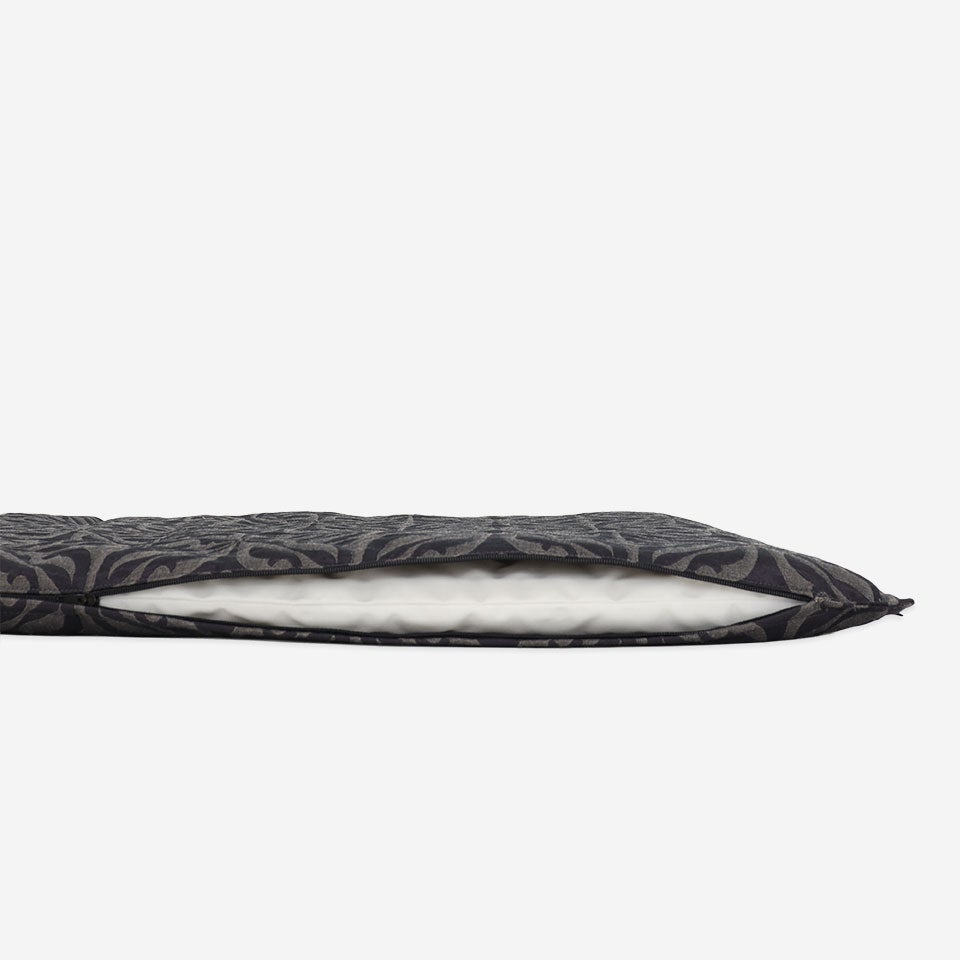 生地の色目に合わせたファスナー色を使用し、ファスナー部分に生地を片側から被せています