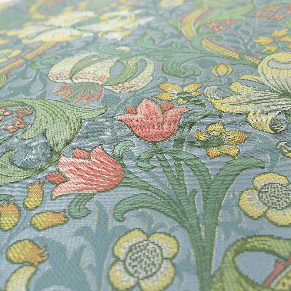 ゴールデンリリーは、ブロックプリントの壁紙として、ウィリアム・モリスの一番弟子ジョン・ヘンリー・ダールによってデザインされたものです