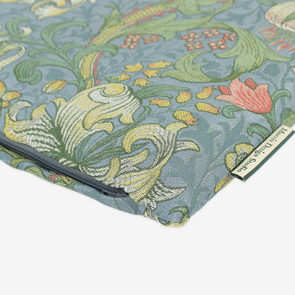 少し光沢感のある織物で、エレガントで女性的な雰囲気に仕上げました