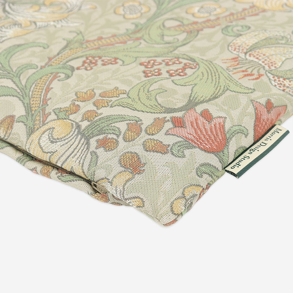 少し光沢感のある織物で、エレガントで女性的な雰囲気に仕上げました