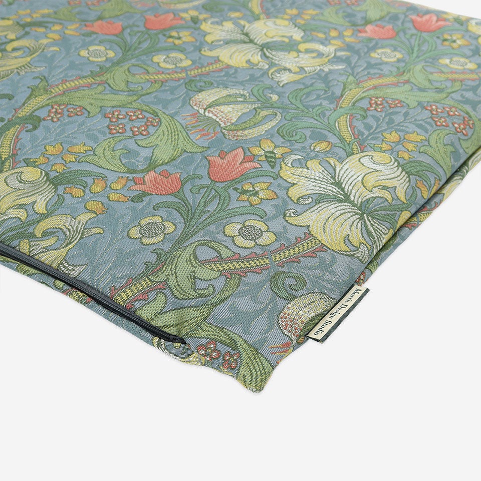 少し光沢感のある織物で、エレガントで女性的な雰囲気に仕上げました