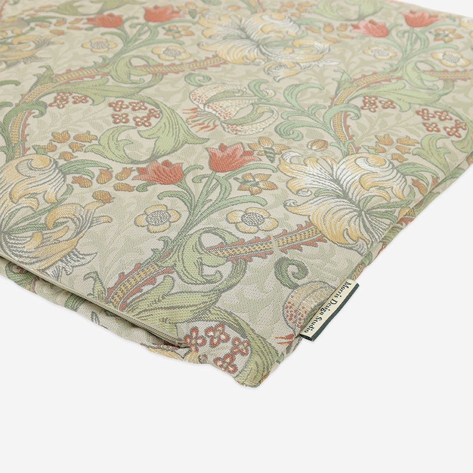 少し光沢感のある織物で、エレガントで女性的な雰囲気に仕上げました