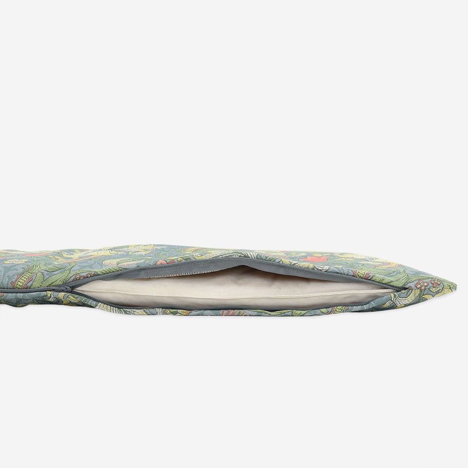 生地の色目に合わせたファスナー色を使用し、ファスナー部分に生地を片側から被せています