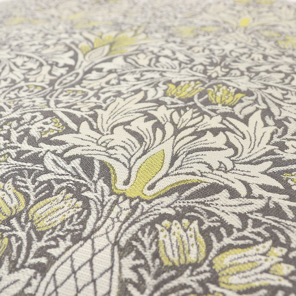 意匠糸でナチュラル感を加え、少し鮮やかな色をアクセントにして重厚すぎないようにしました