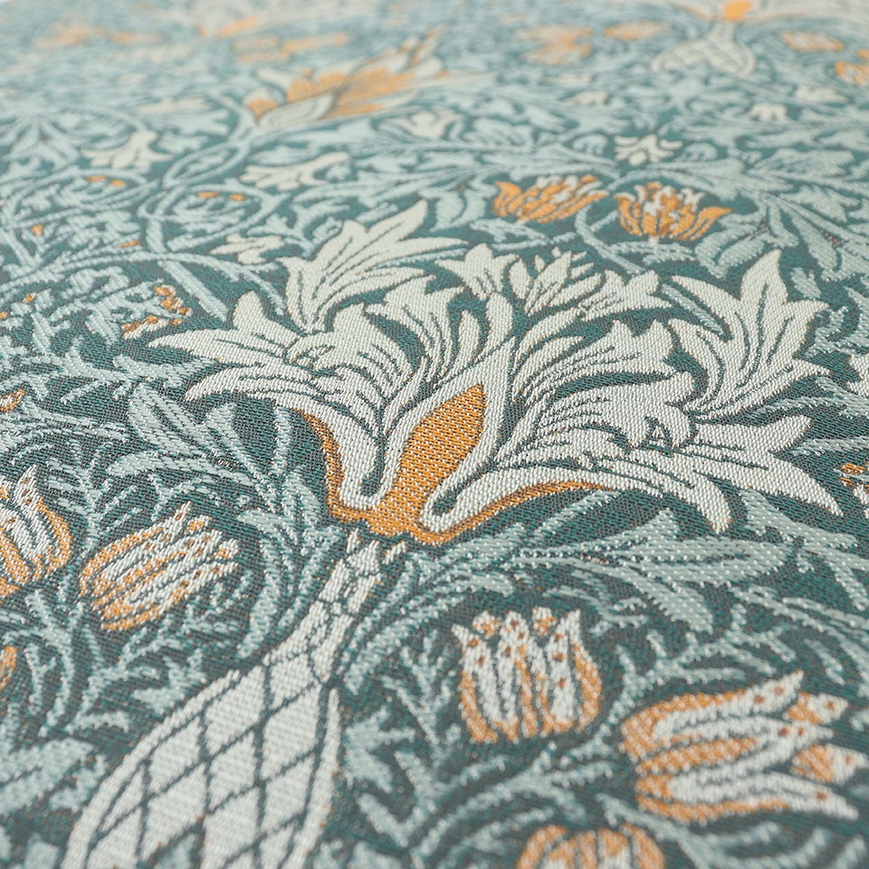 意匠糸でナチュラル感を加え、少し鮮やかな色をアクセントにして重厚すぎないようにしました