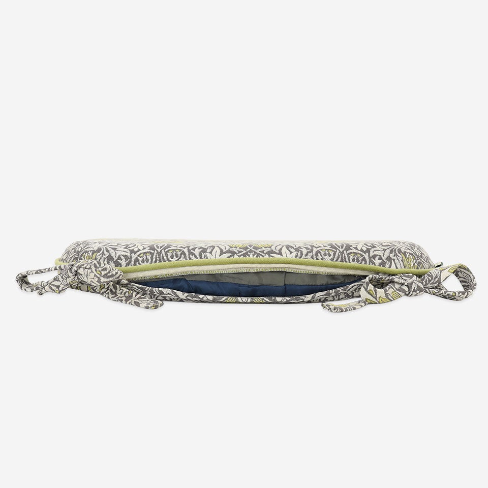 生地の色目に合わせたファスナー色を使用し、ファスナー部分に生地を片側から被せています