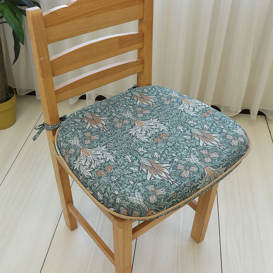 縫い付けの紐で椅子にしっかりと固定して使える便利なダイニングシートクッションです