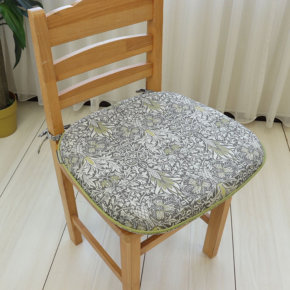 縫い付けの紐で椅子にしっかりと固定して使える便利なダイニングシートクッションです