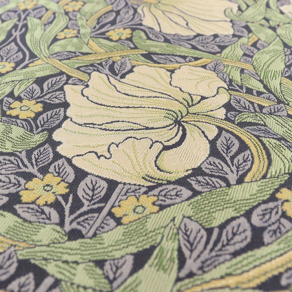 流れるような花や葉の表現や美しい色彩はモリスらしさを強く感じられ、世界的にも人気のデザインです