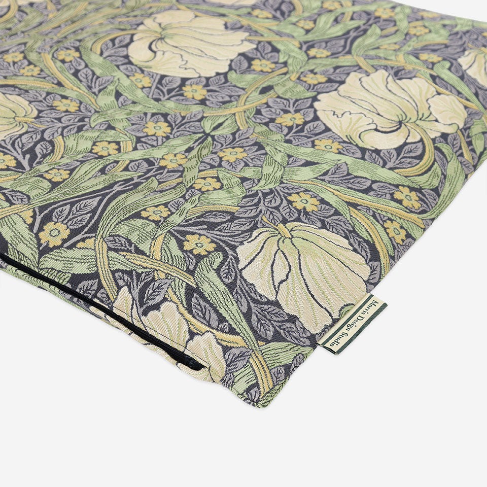 1876年に製作されたウィリアム・モリスの壁紙のデザインで、当時、モリスの自邸のダイニングルームの壁面を飾っていました