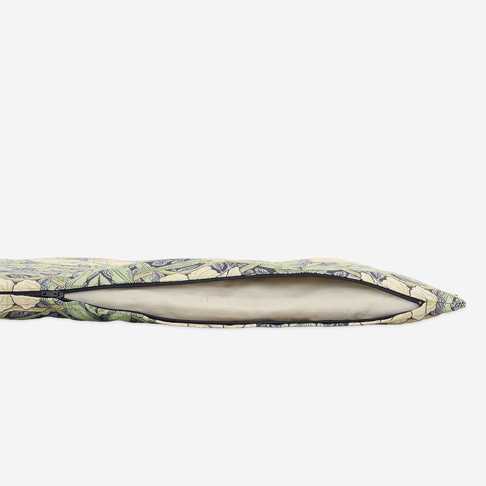 生地の色目に合わせたファスナー色を使用し、ファスナー部分に生地を片側から被せています