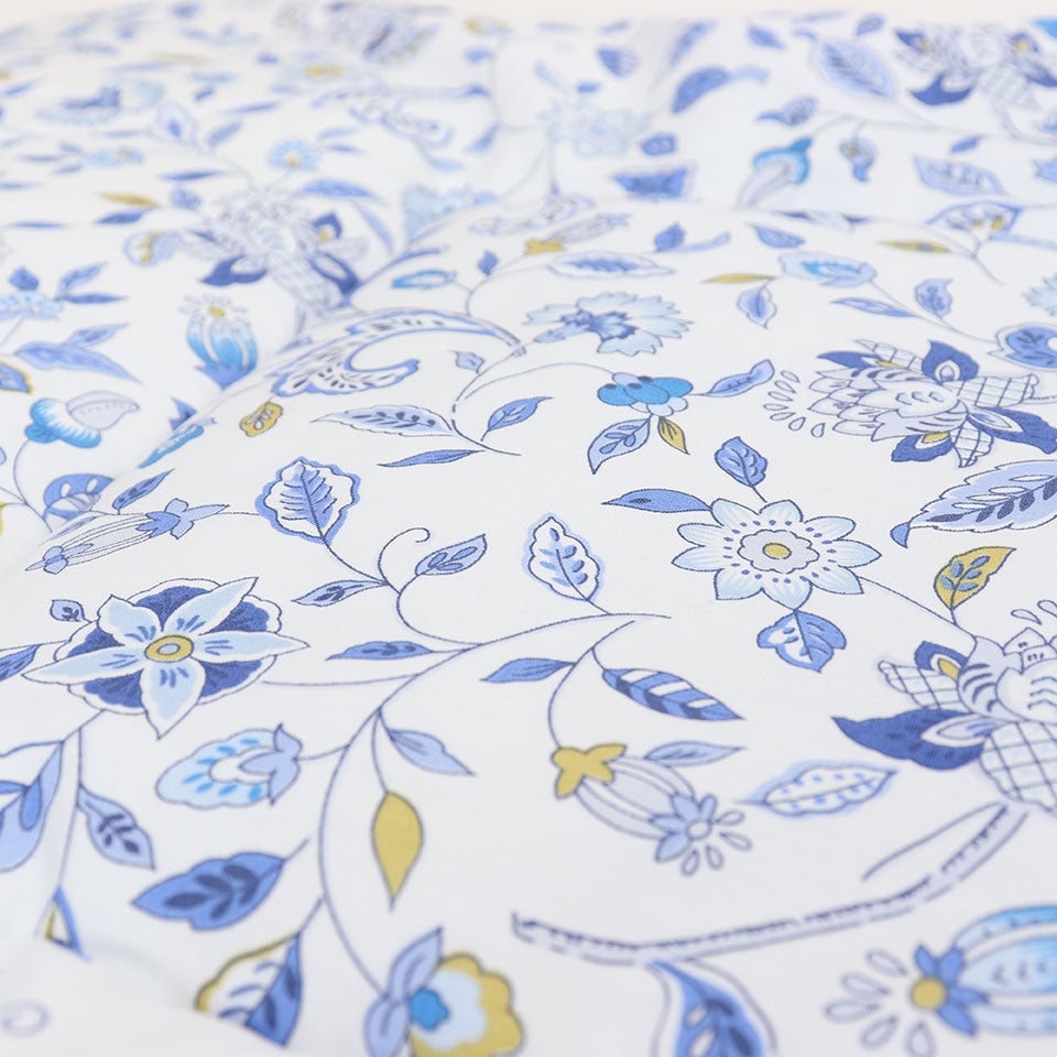 ミントンの永遠のベストセラーの「ハドンホール」を、花柄の細部を表現したシートクッションです