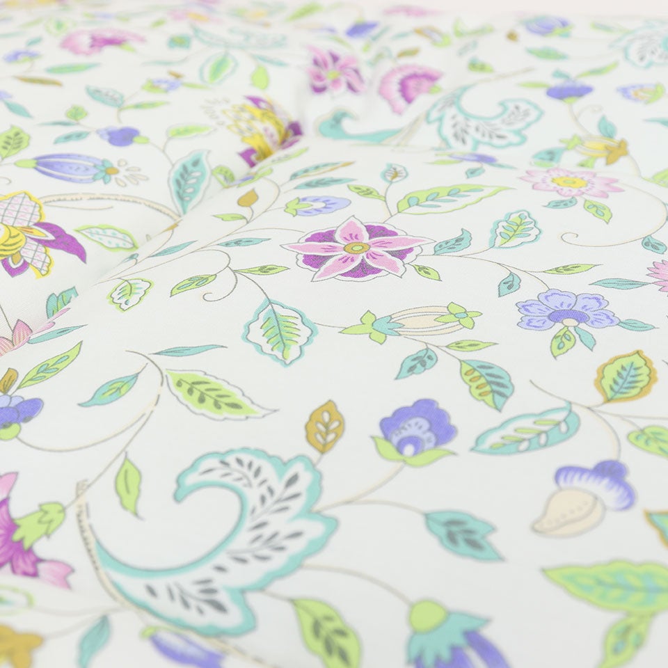 ミントンの永遠のベストセラーの「ハドンホール」を、花柄の細部を表現したシートクッションです