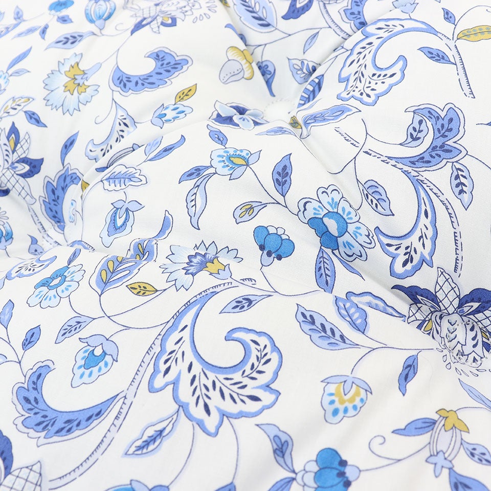 ミントンの永遠のベストセラーの「ハドンホール」を、花柄の細部を表現したシートクッションです