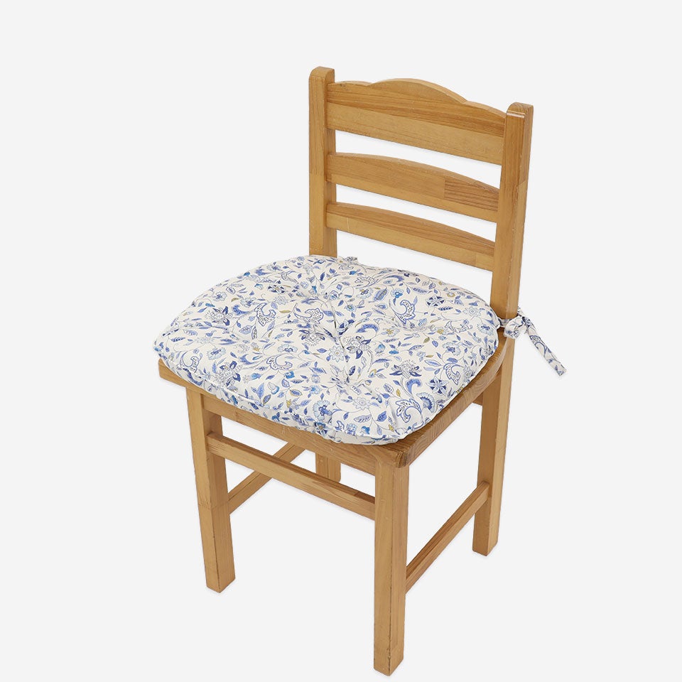 木製椅子の座面に座った際のひんやり感や固さを軽減し、椅子全体のクッション性を補えます