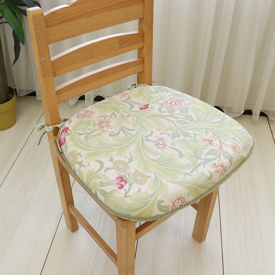 縫い付けの紐で椅子にしっかりと固定して使える便利なダイニングシートクッションです