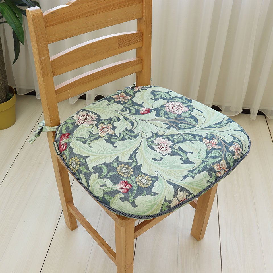 縫い付けの紐で椅子にしっかりと固定して使える便利なダイニングシートクッションです
