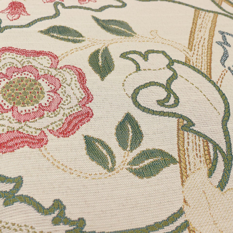 もとは刺繍パターンでしたが、ステッチの表現、ベースの素材感などのテクスチャーを作り分けて織物でしか出来ない表現をしています