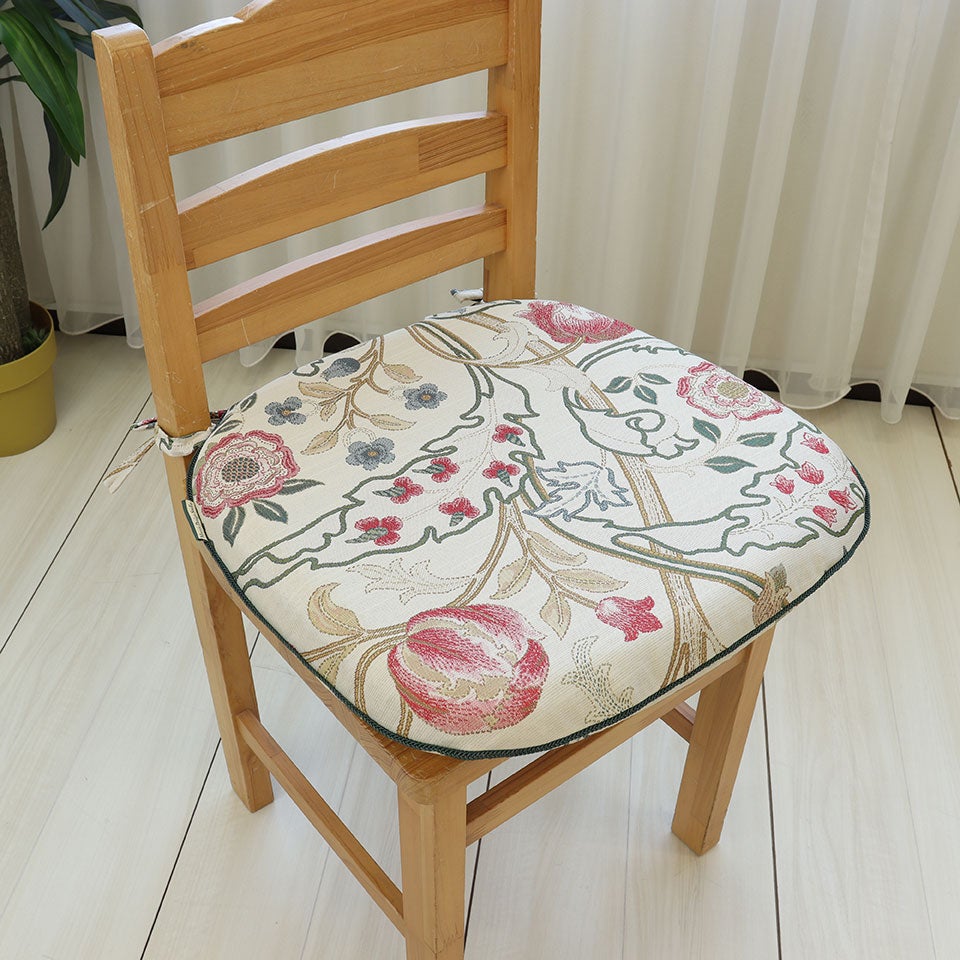 縫い付けの紐で椅子にしっかりと固定して使える便利なダイニングシートクッションです
