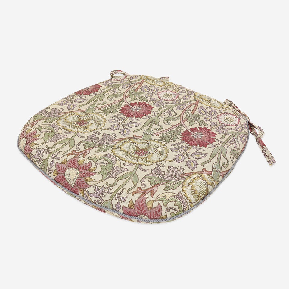 表面／カラー：ピンク／46cm×44cm／座った瞬間のひんやり感や固さを軽減し、椅子全体のクッション性を補えやわらかな座り心地です