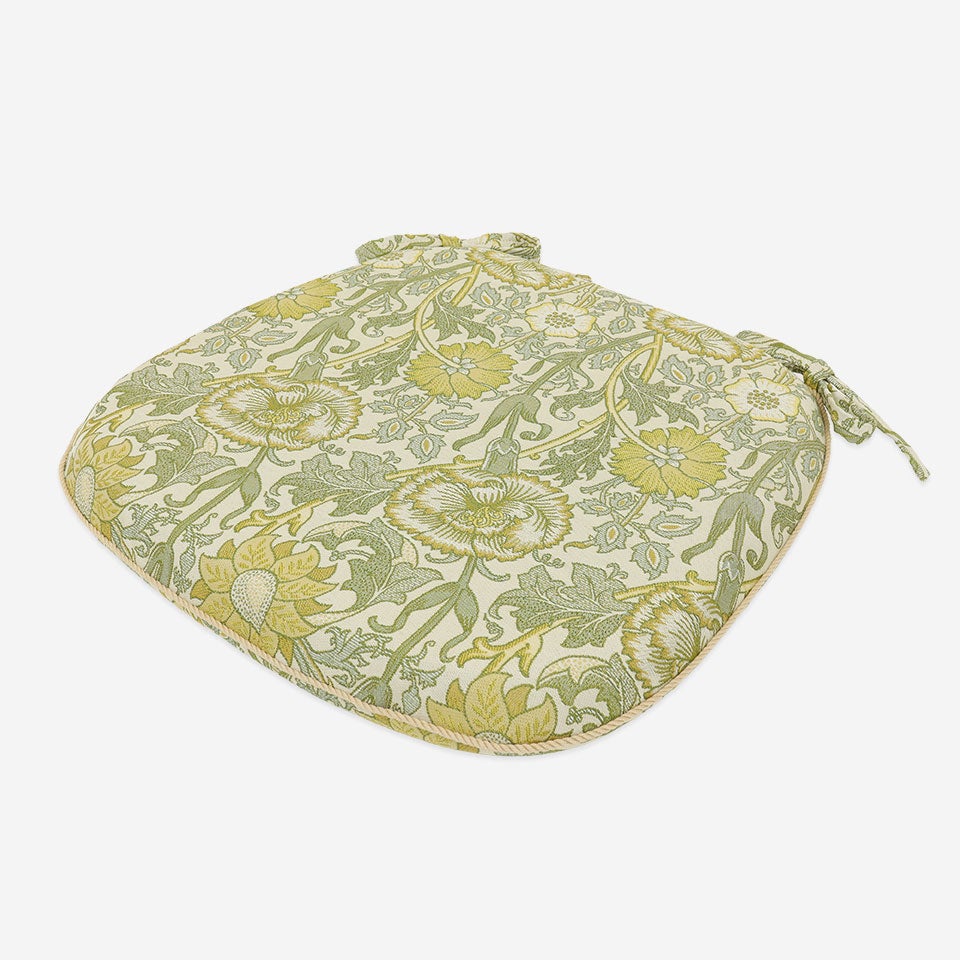 表面／カラー：イエロー／46cm×44cm／座った瞬間のひんやり感や固さを軽減し、椅子全体のクッション性を補えやわらかな座り心地です